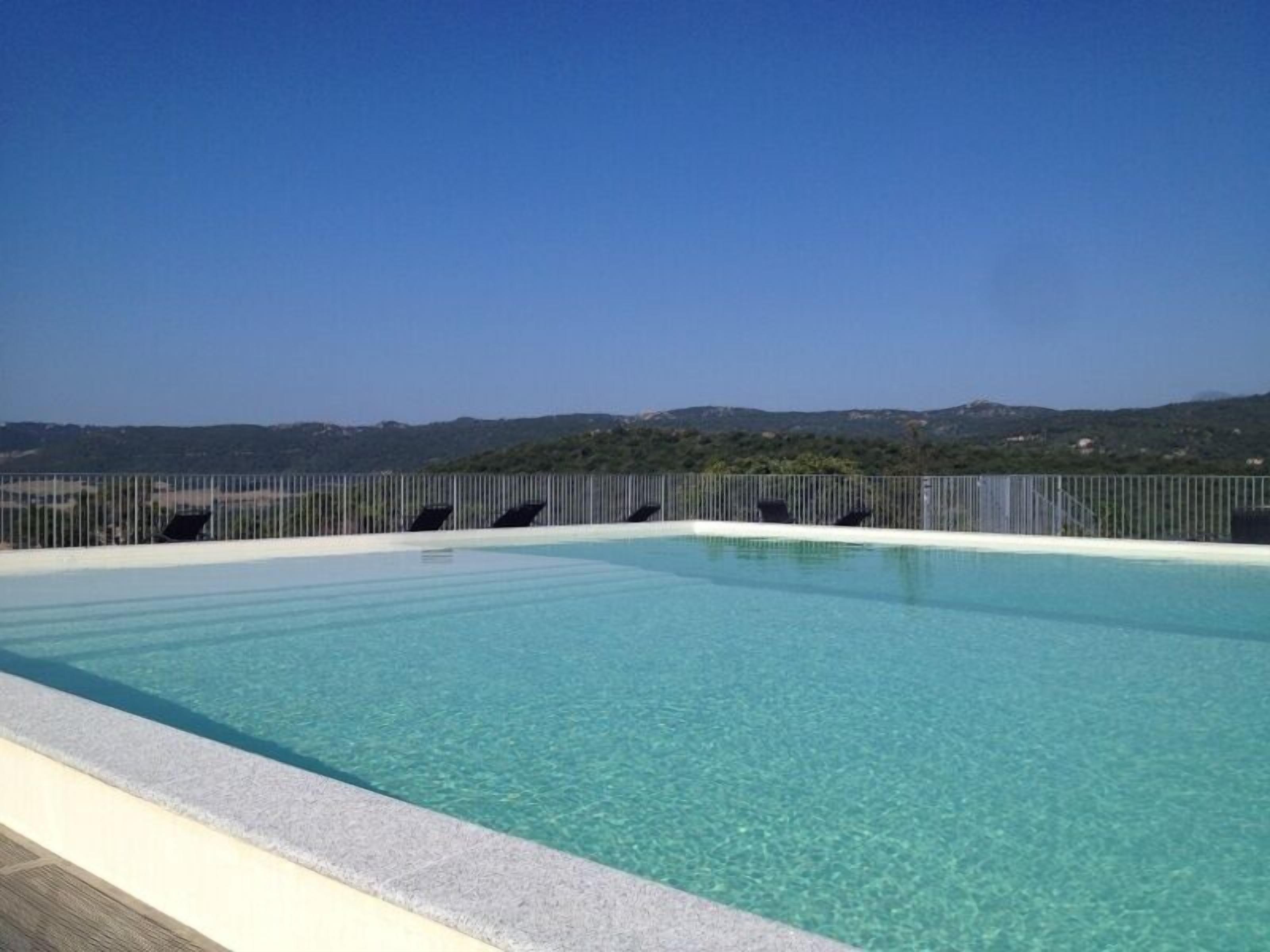 Charming mini-villa in residence with infinity pool ...