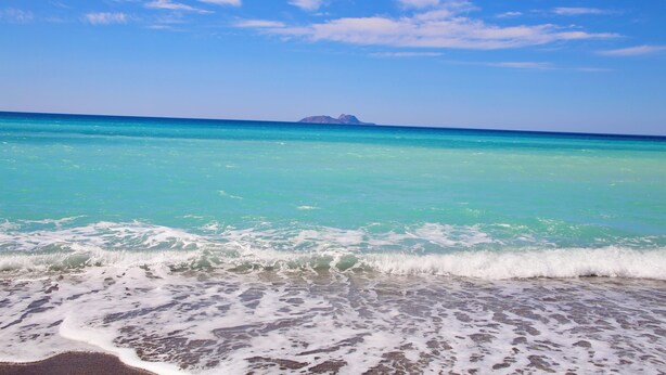 A beach with clear turquoise water and gentle waves. - Villa in Kamilari, Heraklion and surroundings sea and mountain view and private swimming pool (Kamilari)