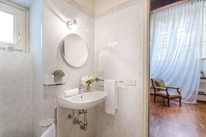 Bathtub, hair dryer, towels