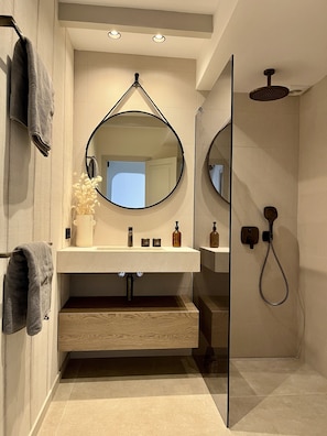 Combined shower/tub, hair dryer, towels, soap - Apartment with spectacular sea views in Port de Soller (AC/WIFI). (Puerto de Sóller)