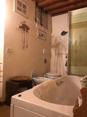Bathtub, towels - Promotion - Typical house. (Pistoia)