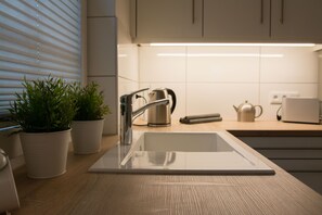 Jääkaappi, mikroaaltouuni, uuni, liesi