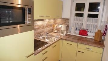 Kühlschrank, Mikrowelle, Herdplatte, Geschirrspüler