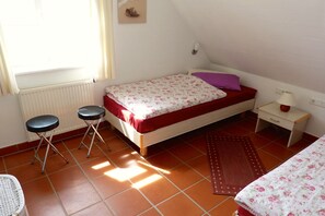 2 bedrooms, travel cot, free WiFi, bed sheets
