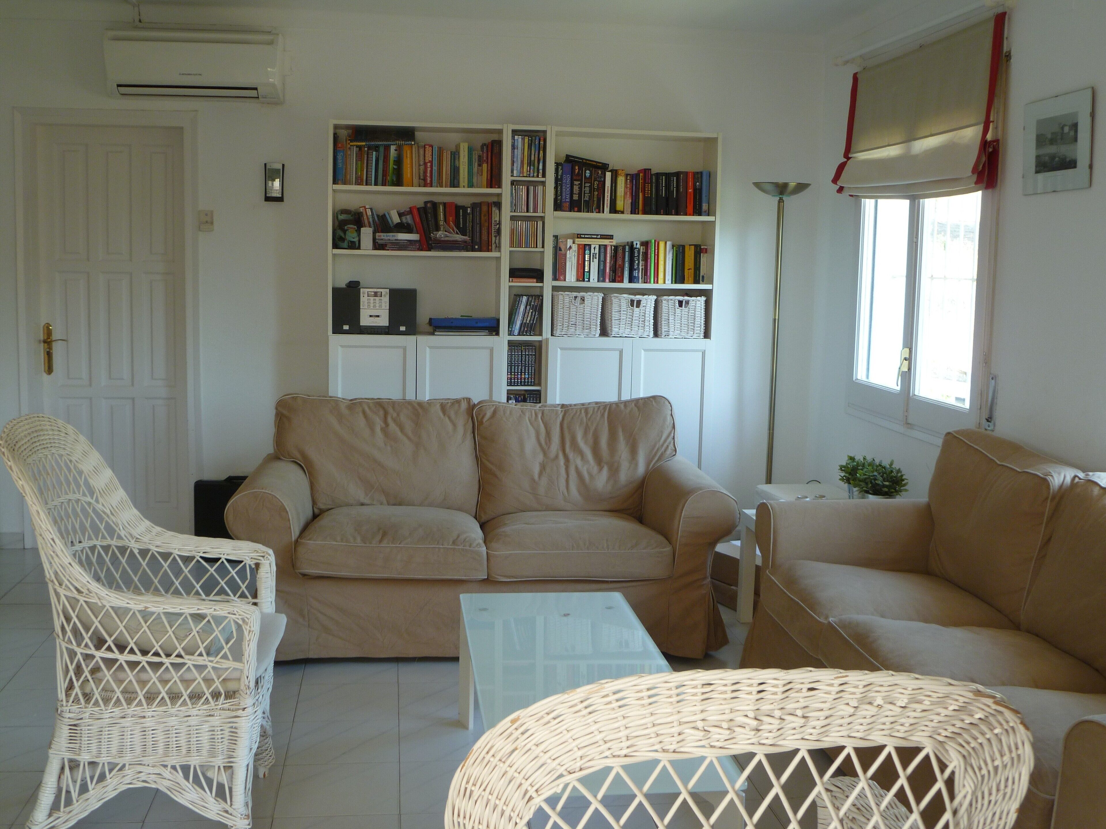 Espacioso villa,  piscina  privada, preciosas vistas mar y montaña, airco