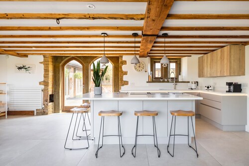 Stunning 5 bed edge of village Cotswold Barn, walk to pubs, idyllic village