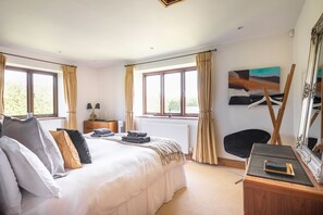 5 bedrooms, desk, iron/ironing board, travel cot
