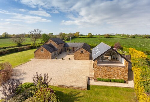 Scotland End Barn Luxury 5 Bedroom Cotswolds Home, walk to pubs, idyllic village