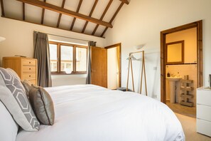 5 Schlafzimmer, Schreibtisch, Bügeleisen/Bügelbrett, Reisekinderbett