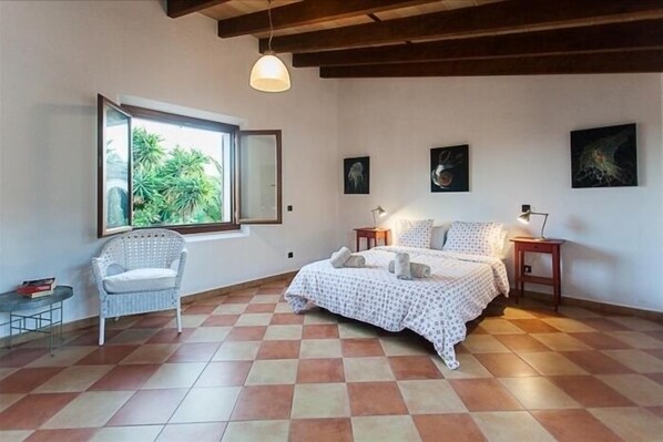 5 bedrooms, iron/ironing board, Internet, bed sheets