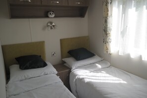 3 bedrooms, iron/ironing board, travel cot, free WiFi - Superb 2 Bed Caravan, New Romney. Family friendly.  (New Romney, Kent)
