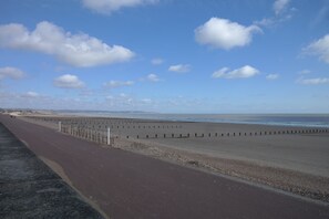 Beach nearby - Superb 2 Bed Caravan, New Romney. Family friendly.  (New Romney, Kent)