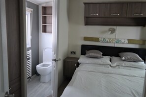 3 bedrooms, iron/ironing board, travel crib, free WiFi - Superb 2 Bed Caravan, New Romney. Family friendly. (New Romney, Kent)