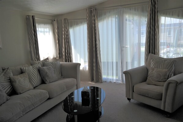 TV, fireplace, DVD player - Superb 2 Bed Caravan, New Romney. Family friendly. (New Romney, Kent)