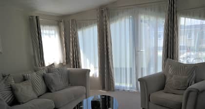 Superb 2 Bed Caravan, New Romney. Family friendly.