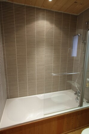 Combined shower/bathtub, hair dryer - Barcelonnette Chalet (Barcelonnette)