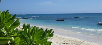 PROMO. Luxury Villa and Tradition Creole. Residential, quiet. The beach 400 meters away.