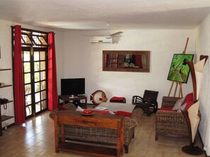 TV, DVD player, books, stereo - PROMO. Luxury Villa and Tradition Creole. Residential, quiet. The beach 400 meters away. (Grand-Baie)