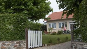 A house with a stone wall, a white picket fence, and a red-tiled roof. - country holiday home - 7 rooms - 5/6 persons (Labrousse)