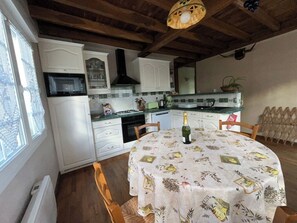 Fridge, microwave, oven, stovetop - country holiday home - 7 rooms - 5/6 persons (Labrousse)