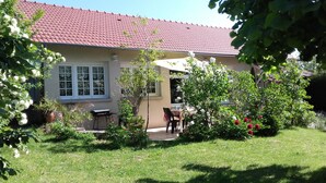 A house with a red-tiled roof, a covered patio area, and a lawn. - country holiday home - 7 rooms - 5/6 persons (Labrousse)