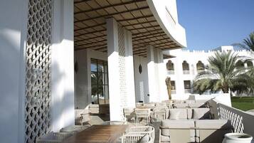 تناول الطعام بالخارج