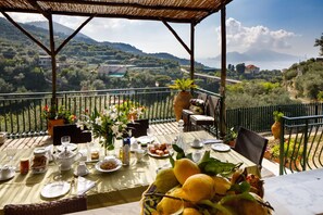 Outdoor dining - Villa Luisa, splendid panoramic villa overlooking Capri (MASSA LUBRENSE)