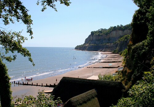 Jasmine Cottage, 3 Bedroom, Child friendly, 10 mins Walk to Beach, large Garden.