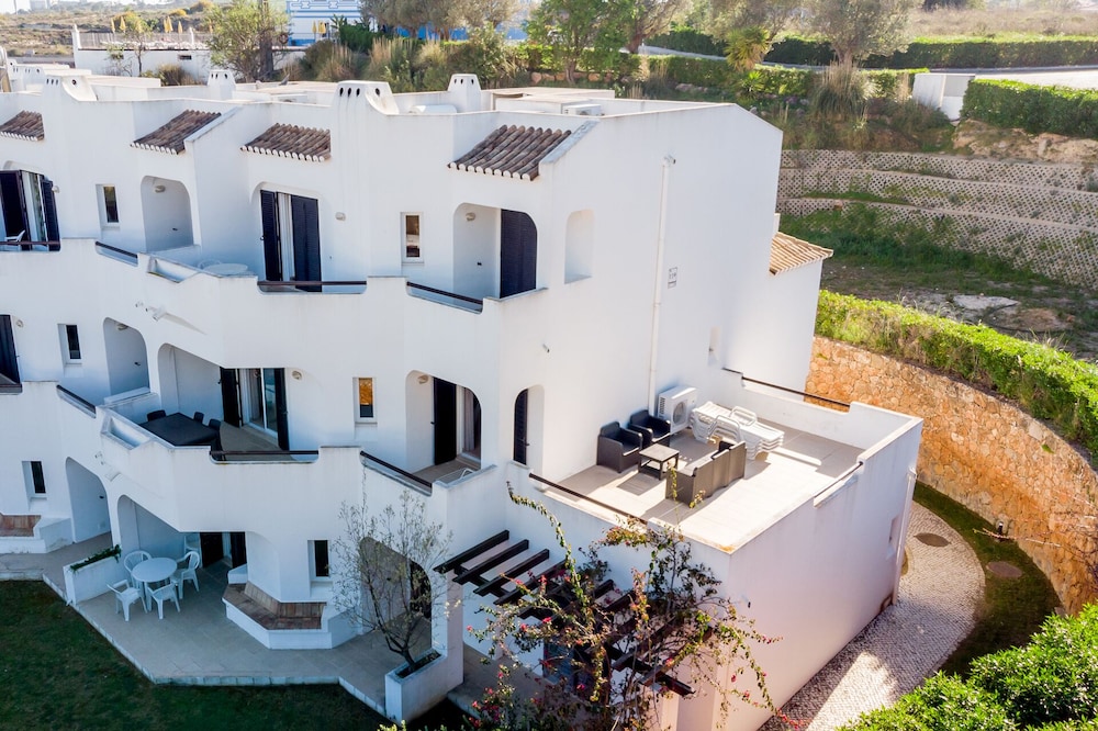 2 Bed 2 Bath 1st Floor Apt Extra Large balcony,Wifi, Live UK TV