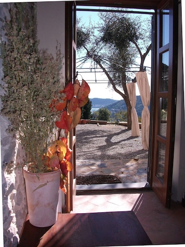 Die Einstellung ist perfekt: Villa, 6 km vom Strand, Pool, Aussicht, Gärten