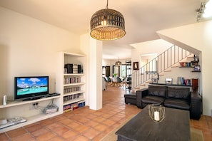 Fernseher, Kamin, Videospiele, DVD-Player