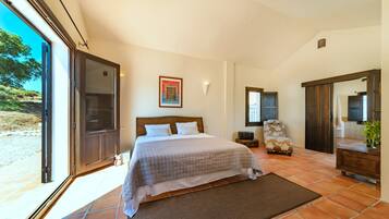 5 bedrooms, iron/ironing board, WiFi, bed sheets