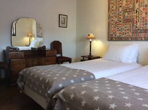 4 bedrooms, iron/ironing board, travel crib, WiFi - Beach house with pool (Areia-Árvore)