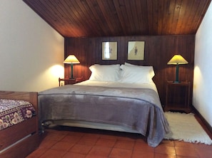 4 bedrooms, iron/ironing board, travel crib, WiFi - Beach house with pool (Areia-Árvore)