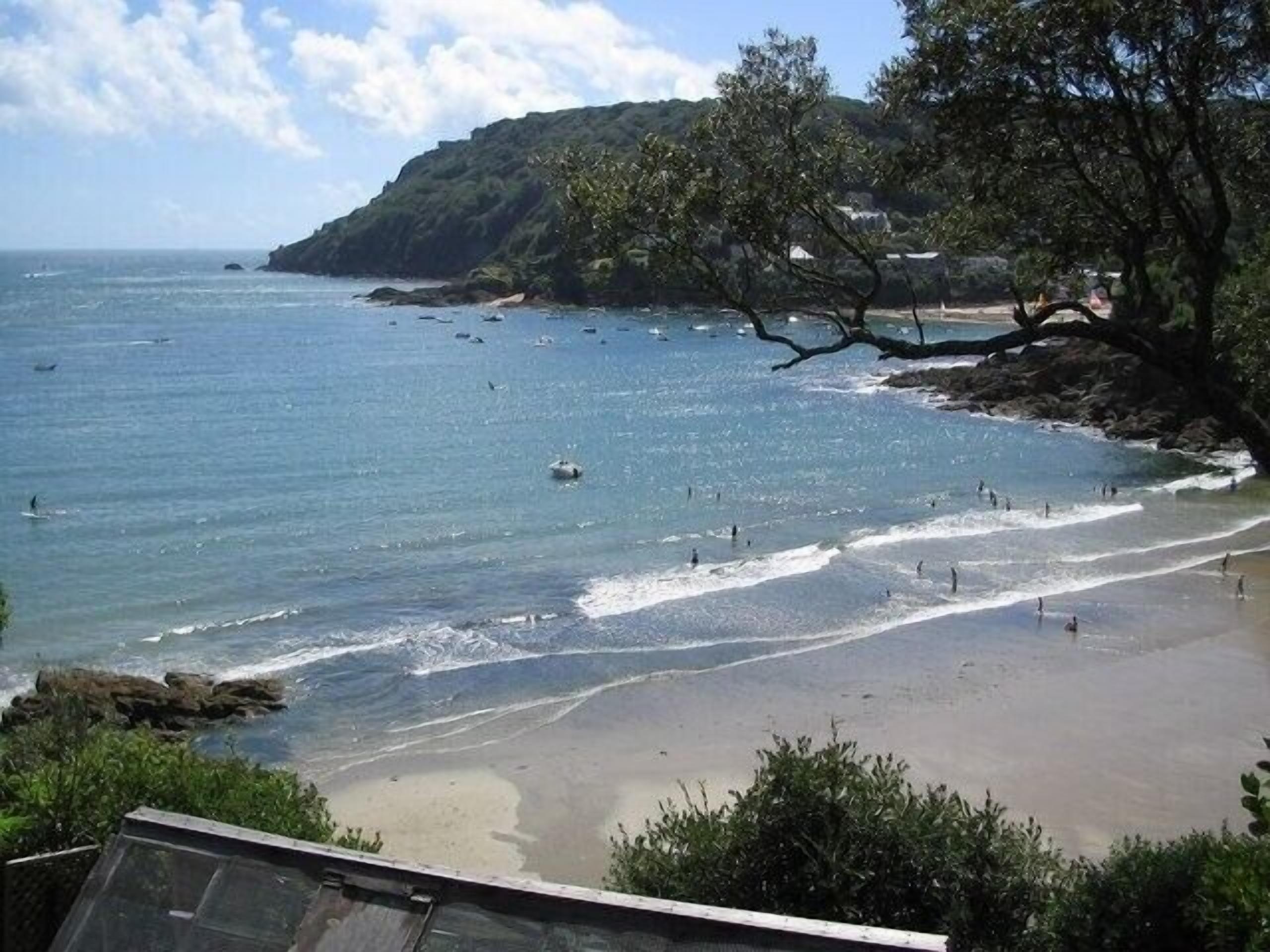 10 to 15 mins walk to North Sands Beach