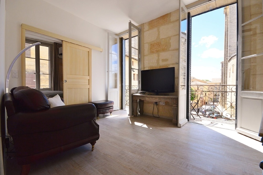 2nd floor apartment in a parisien style townhouse facing the Ducal Palace.