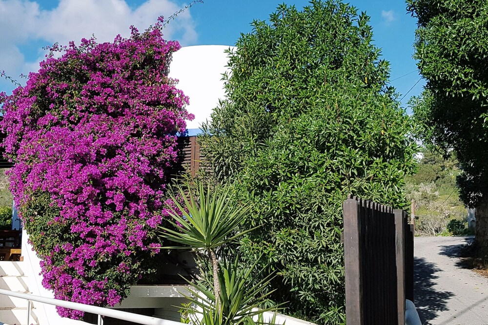 A charming house next to the beach; ideal for couples and families with children