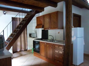 Réfrigérateur, micro-ondes, plaque de cuisson, cafetiÚre/bouilloire
