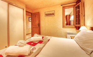 3 chambres, fer et planche à repasser, lit de bébé portatif
