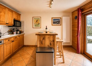 Coffee/tea maker, fridge, oven, dishwasher