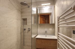 Baignoire, séchoir à cheveux