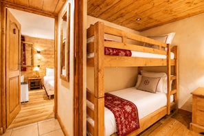 3 bedrooms, iron/ironing board, free WiFi
