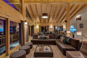 Télévision, cheminée, console de jeux vidéo, lecteur de DVD