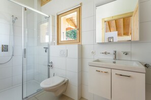 Badewanne, Haartrockner, Handtücher