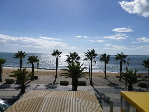 Fabulous Beach Front Apartment With Uninterrupted Seaviews 