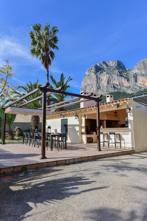 تناول الطعام بالخارج
