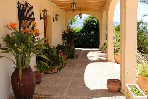 Spectacular villa with Jacuzzi, in avocado estate, capacity for 19 people