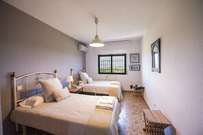 8 chambres, coffres-forts dans les chambres, chambres insonorisées