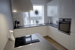 Geladeira, micro-ondas, fogão, cooktop