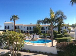 Alberca al aire libre y alberca climatizada